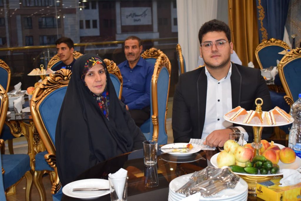 حسین یاری رتبه 917 تجربی به همراه مادرشون توی جشن رتبه های برتر
