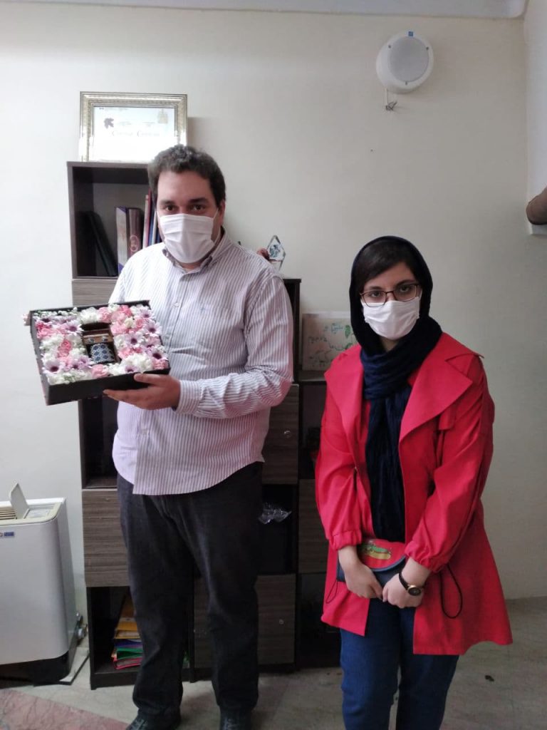 هدیه یاسمن کاشانیان بعد از قبولی درر رشته پزشکی به محمدحسین جدیدی نژاد مشاور رتبه های برتر کنکور