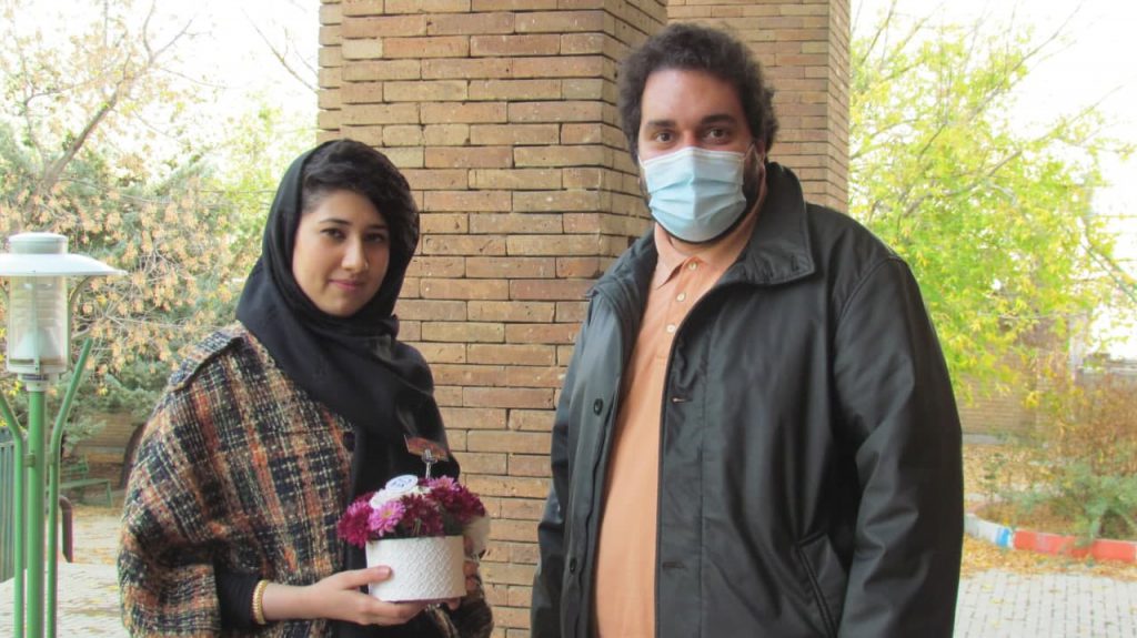 زهرا ورمزیار پشت کنکوری موفق و دانشجوی پزشکی در کنار مشاور کنکور و انتخاب رشته اش محمدحسین جدیدی نژاد